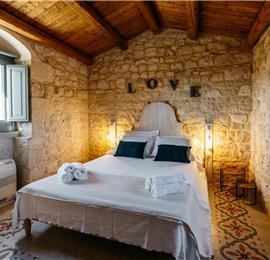  6 bedroom villa with heated pool in Modica, sleeps 18